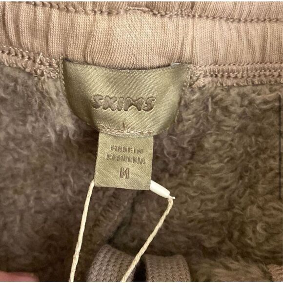 SKIMS Teddy Track Pants Sherpa Lounge in Desert Size Medium Light Brown Tan NEW - Picture 4 of 6